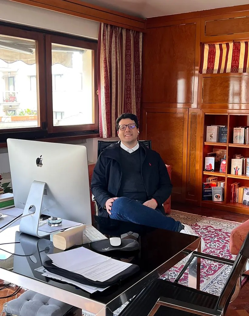 Andrés Sánchez en el Centro di Terapia Strategica de Arezzo, con una biblioteca de libros de Giorgio Nardone al fondo